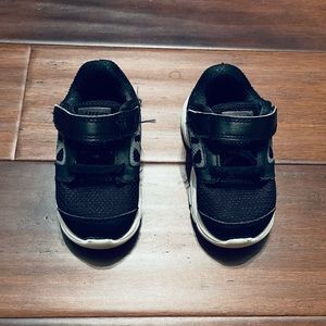 Nike Downshifters Black And Silver Boy Sneakers Model 684981-003 Size 5C Toddler